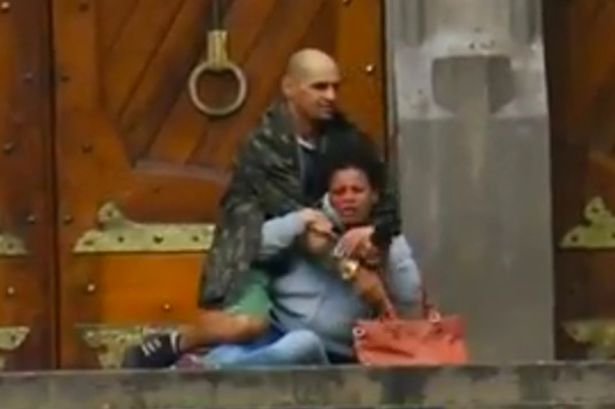 Video: Người vô gia cư lao vào cứu con tin, bị tên cướp bắn chết 1